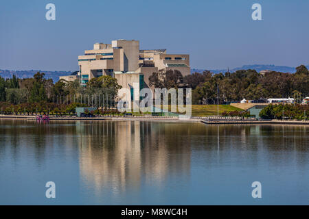 A Canberra, Australia - 12 Marzo 2018: Alta Corte di Australia visto dal Lago Burley Griffin, Canberra, ACT, Australia Foto Stock