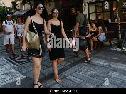 Ermou strada pedonale nel cuore di Atene, Grecia. Foto Stock