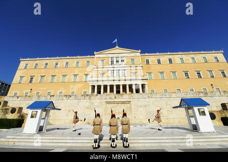 Cambio di guardia davanti alla tomba del Milite Ignoto, il parlamento greco, Atene. Foto Stock