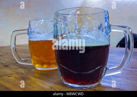 I due bicchieri di birra ceca su un barile di legno tabella Foto Stock