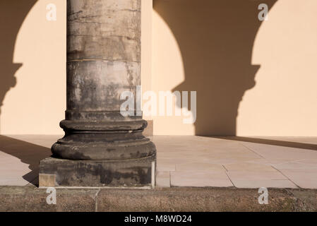 Close-up di fondo unico vecchia colonna di pietra e muro grezzo e la luce del sole con arch ombre - patrimonio e tradizione- spazio copia Foto Stock