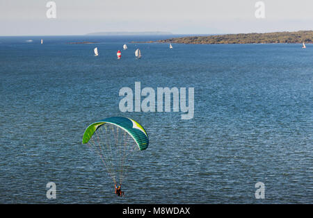 Parapendio dalla testa del nord dal golfo di Hauraki vicino a Auckland. Foto Stock