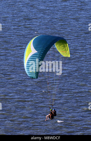 Parapendio dalla testa del nord dal golfo di Hauraki vicino a Auckland. Foto Stock