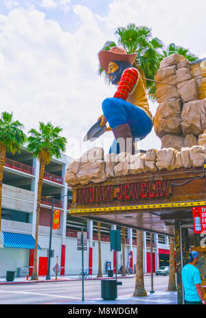Las Vegas, Stati Uniti d'America - 7 Maggio 2016: il decor di ingresso al Fremont Street Experience durante le ore diurne, nel centro di Las Vegas, Nevada Foto Stock