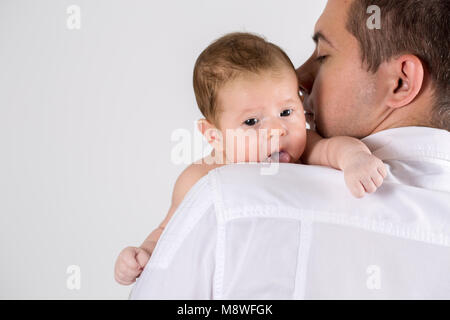 Padre baci baby Foto Stock
