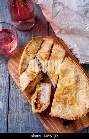 Torta con pollo e pomodori Foto Stock