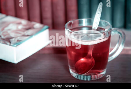 Tè al limone accanto ai libri. Foto Stock