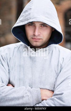 Ritratto di un uomo in una cappa di aspirazione Foto Stock