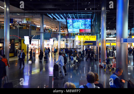 Aeroporto di Amsterdam, Paesi Bassi - 4 Settembre 2017: Dentro l'aeroporto Schiphol di Amsterdam Foto Stock