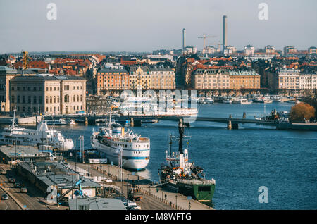 Stoccolma, Svezia - marzo, 18, 2015: Vista di Strommen di Saltsjon bay con imbarcazioni nautiche e vecchi edifici da Katarina ascensore Foto Stock