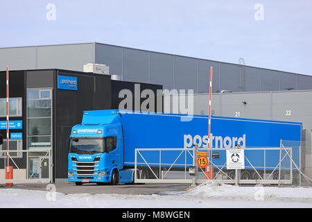 TURKU, Finlandia - 17 Marzo 2018: Nuova Generazione Scania R500 semi rimorchio di FE-Trans Oy esce dalla porta di PostNord terminale logistico e magazzino l Foto Stock