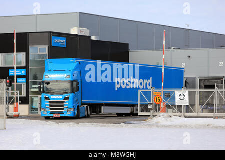 TURKU, Finlandia - 17 Marzo 2018: Nuova Generazione Scania R500 semi rimorchio di FE-Trans Oy esce dalla porta di PostNord terminale logistico e magazzino l Foto Stock