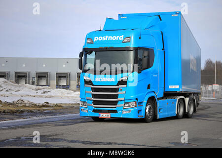 TURKU, Finlandia - 17 Marzo 2018: Nuova Generazione Scania R500 semi rimorchio di FE-Trans Oy lascia PostNord terminale logistico e magazzino a Turku, Fi Foto Stock