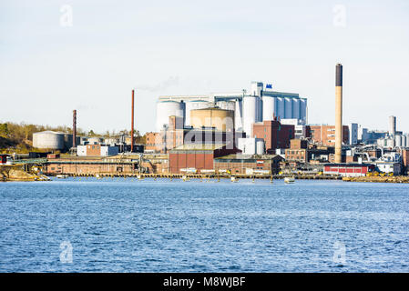 Karlshamn, Svezia - 19 Marzo 2018: documentario della vita quotidiana e l'ambiente. Vista del AAK di olio vegetale e grasso fabbrica come visto dal mare. Foto Stock