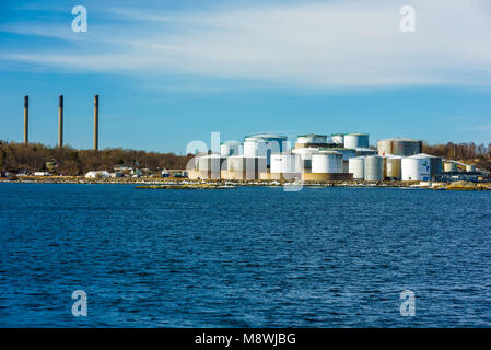 Karlshamn, Svezia - 19 Marzo 2018: documentario della vita quotidiana e l'ambiente. Vista l'olio cisterne in porto. Tre camini da olio Foto Stock