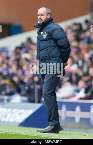 Kilmarnock manager Steve Clarke durante la Ladbrokes Premiership scozzese corrispondono a Ibrox Stadium, Glasgow. Foto Stock