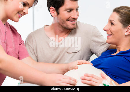 La donna incinta e il suo uomo in sala parto dell'ospedale Foto Stock
