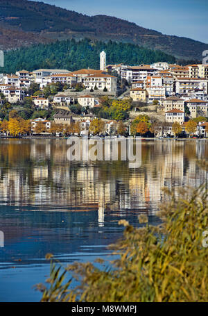 Pomeriggio Vista di Kastoria città riflette la tranquilla superficie del lago Orestiada in Macedonia Occidentale, Grecia settentrionale Foto Stock
