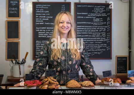 Claire Ptak, proprietario di violetta panificio a Hackney, a est di Londra, che è stato scelto per fare la torta per il matrimonio nel maggio del principe Harry e Meghan Markle. Foto Stock