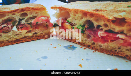 Vista ravvicinata di due fette di sandwich ripieni vicini gli uni agli altri Foto Stock