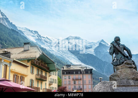 La città di Chamonix Mont Blanc vertice con il Ghiacciaio Bossons sullo sfondo, le Alpi, Francia Foto Stock
