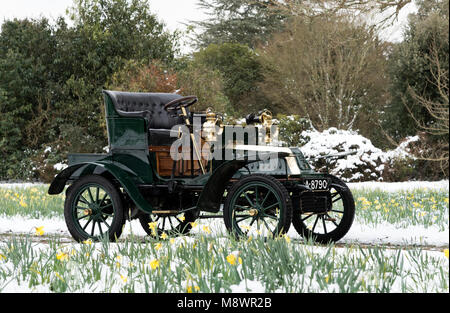 1904 De Dion Bouton modello Q nella neve a Beaulieu Foto Stock