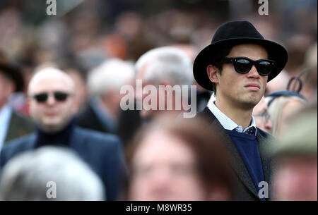 Racegoers prima dell'inizio dell'azione sulla Gold Cup Venerdì del 2018 Cheltenham Festival a Cheltenham Racecourse. Foto Stock