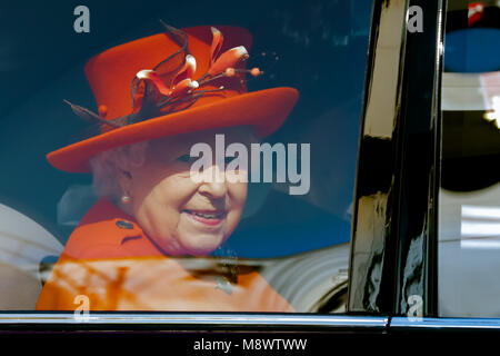 Londra, Regno Unito. Xx marzo, 2018. Sua Maestà la Regina di lasciare la Royal Academy of Arts di Londra centrale dopo l'apertura ufficiale del Burlington Gardens edificio. Credito: Chris Aubrey/Alamy Live News Foto Stock