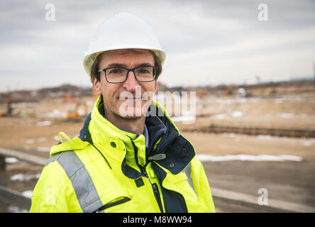 Il 20 marzo 2018, Germania, Frankfurt am Main: Achim Jaup, sezione prokect leader per la costruzione della metropolitana, raffigurato nella parte anteriore del constuction sito per il nuovo Terminal 3. Foto: Frank Rumpenhorst/dpa Foto Stock