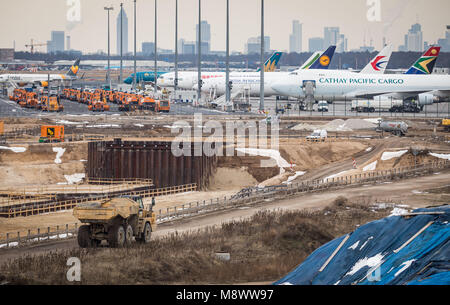 Il 20 marzo 2018, Germania, Frankfurt am Main: piani parcheggiato dietro il cantiere per la costruzione di un nuovo Terminal 3. Foto: Frank Rumpenhorst/dpa Foto Stock