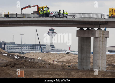 Il 20 marzo 2018, Germania, Frankfurt am Main: il completamento della rampa (top) per uscire dal nuovo Terminal 3. Foto: Frank Rumpenhorst/dpa Foto Stock