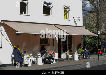 Londra, Regno Unito. Xx marzo, 2018. S.a.r. il principe Harry e Ms Meghan Markle ha annunciato un pasticcere Claire Ptak, chi gestisce la violetta torte a Hackney, a est di Londra, renderà la coppia del limone e lâ Elderflower torta nuziale. Credito: Chris Aubrey/Alamy Live News Foto Stock