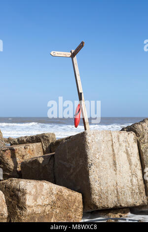 20 marzo 2018 Hemsby, UK. Sentiero costiero segno abbandonati dall erosione costiera a Hemsby, Norfolk, Inghilterra, Regno Unito Foto Stock