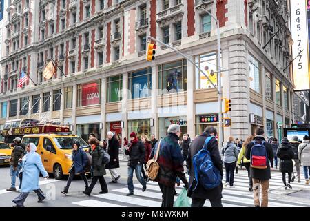 Giocattoli R Noi negozio di giocattoli facciata è visibile nella città di New York negli Stati Uniti questo Martedì, Toys "R" Us toy store verranno liquidare la sua unità 735 negli Stati Uniti, annunciando la fine di un pilastro di tale industria immersi in problemi finanziari - secondo una dichiarazione rilasciata giovedì scorso (15). (Foto: VANESSA CARVALHO/Brasile PHOTO PRESS) Foto Stock