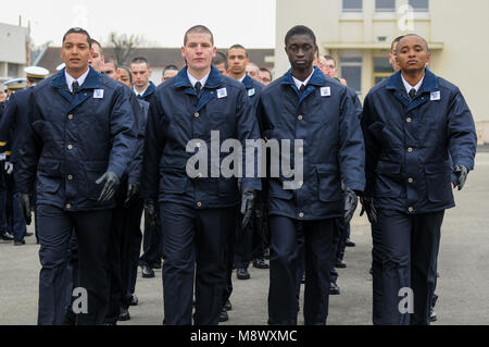 Amberieu en Bugey, Francia, 20 marzo 2018: giovani volontari per il servizio militare (CSMV) sono visti al distacco dell'aria 278 Base, in Amberieu en Bugey Centro-orientale (Francia), il 20 marzo 2018, in quanto ricevono calot militare in occasione di una cerimonia simbolico omaggio per il loro impegno. Il CSMV (Servizio militare facoltativo Centro) di Amberieu en Bugey lanciato per l'anno 2018 una grande campagna di reclutamento. Questi giovani, alienato dal posto di lavoro, riceverà umana, comportamentale e di cittadinanza e di formazione che li renderà pronti per integrare i lavori in settori emplyment l Foto Stock