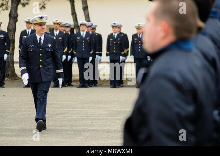 Amberieu en Bugey, Francia, 20 marzo 2018: giovani volontari per il servizio militare (CSMV) sono visti al distacco dell'aria 278 Base, in Amberieu en Bugey Centro-orientale (Francia), il 20 marzo 2018, in quanto ricevono calot militare in occasione di una cerimonia simbolico omaggio per il loro impegno. Il CSMV (Servizio militare facoltativo Centro) di Amberieu en Bugey lanciato per l'anno 2018 una grande campagna di reclutamento. Questi giovani, alienato dal posto di lavoro, riceverà umana, comportamentale e di cittadinanza e di formazione che li renderà pronti per integrare i lavori in settori emplyment l Foto Stock