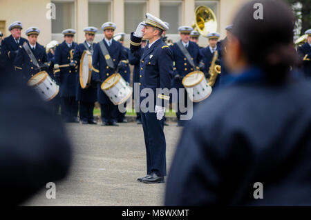 Amberieu en Bugey, Francia, 20 marzo 2018: giovani volontari per il servizio militare (CSMV) sono visti al distacco dell'aria 278 Base, in Amberieu en Bugey Centro-orientale (Francia), il 20 marzo 2018, in quanto ricevono calot militare in occasione di una cerimonia simbolico omaggio per il loro impegno. Il CSMV (Servizio militare facoltativo Centro) di Amberieu en Bugey lanciato per l'anno 2018 una grande campagna di reclutamento. Questi giovani, alienato dal posto di lavoro, riceverà umana, comportamentale e di cittadinanza e di formazione che li renderà pronti per integrare i lavori in settori emplyment l Foto Stock