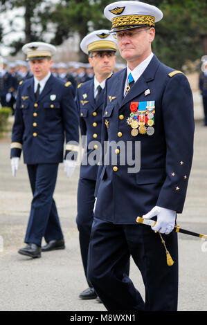 Amberieu en Bugey, Francia, 20 marzo 2018: giovani volontari per il servizio militare (CSMV) sono visti al distacco dell'aria 278 Base, in Amberieu en Bugey Centro-orientale (Francia), il 20 marzo 2018, in quanto ricevono calot militare in occasione di una cerimonia simbolico omaggio per il loro impegno. Il CSMV (Servizio militare facoltativo Centro) di Amberieu en Bugey lanciato per l'anno 2018 una grande campagna di reclutamento. Questi giovani, alienato dal posto di lavoro, riceverà umana, comportamentale e di cittadinanza e di formazione che li renderà pronti per integrare i lavori in settori emplyment l Foto Stock