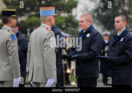 Amberieu en Bugey, Francia, 20 marzo 2018: giovani volontari per il servizio militare (CSMV) sono visti al distacco dell'aria 278 Base, in Amberieu en Bugey Centro-orientale (Francia), il 20 marzo 2018, in quanto ricevono calot militare in occasione di una cerimonia simbolico omaggio per il loro impegno. Il CSMV (Servizio militare facoltativo Centro) di Amberieu en Bugey lanciato per l'anno 2018 una grande campagna di reclutamento. Questi giovani, alienato dal posto di lavoro, riceverà umana, comportamentale e di cittadinanza e di formazione che li renderà pronti per integrare i lavori in settori emplyment l Foto Stock