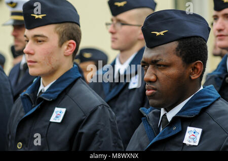 Amberieu en Bugey, Francia, 20 marzo 2018: giovani volontari per il servizio militare (CSMV) sono visti al distacco dell'aria 278 Base, in Amberieu en Bugey Centro-orientale (Francia), il 20 marzo 2018, in quanto ricevono calot militare in occasione di una cerimonia simbolico omaggio per il loro impegno. Il CSMV (Servizio militare facoltativo Centro) di Amberieu en Bugey lanciato per l'anno 2018 una grande campagna di reclutamento. Questi giovani, alienato dal posto di lavoro, riceverà umana, comportamentale e di cittadinanza e di formazione che li renderà pronti per integrare i lavori in settori emplyment l Foto Stock