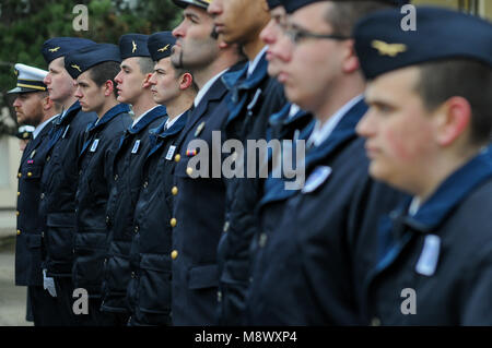 Amberieu en Bugey, Francia, 20 marzo 2018: giovani volontari per il servizio militare (CSMV) sono visti al distacco dell'aria 278 Base, in Amberieu en Bugey Centro-orientale (Francia), il 20 marzo 2018, in quanto ricevono calot militare in occasione di una cerimonia simbolico omaggio per il loro impegno. Il CSMV (Servizio militare facoltativo Centro) di Amberieu en Bugey lanciato per l'anno 2018 una grande campagna di reclutamento. Questi giovani, alienato dal posto di lavoro, riceverà umana, comportamentale e di cittadinanza e di formazione che li renderà pronti per integrare i lavori in settori emplyment l Foto Stock