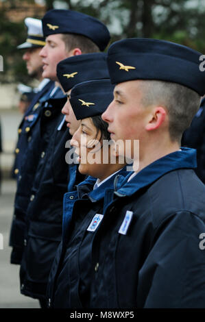 Amberieu en Bugey, Francia, 20 marzo 2018: giovani volontari per il servizio militare (CSMV) sono visti al distacco dell'aria 278 Base, in Amberieu en Bugey Centro-orientale (Francia), il 20 marzo 2018, in quanto ricevono calot militare in occasione di una cerimonia simbolico omaggio per il loro impegno. Il CSMV (Servizio militare facoltativo Centro) di Amberieu en Bugey lanciato per l'anno 2018 una grande campagna di reclutamento. Questi giovani, alienato dal posto di lavoro, riceverà umana, comportamentale e di cittadinanza e di formazione che li renderà pronti per integrare i lavori in settori emplyment l Foto Stock