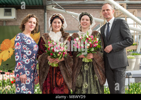 Lisse, Paesi Bassi. 20 Mar, 2018. Apertura ufficiale dei giardini Keukenhof stagione 2018. Il tema di quest anno è il romance. Poeta estere Laureate Naomi Perquin e Bart Siemerink manager Keukenhof. Credito: Marcel van den Bos/Alamy Live News Foto Stock