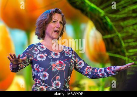 Lisse, Paesi Bassi. 20 Mar, 2018. Apertura ufficiale dei giardini Keukenhof stagione 2018. Il tema di quest anno è il romance. Poeta estere Laureate Naomi Perquin sta eseguendo la sua poesia per l'apertura. Credito: Marcel van den Bos/Alamy Live News Foto Stock