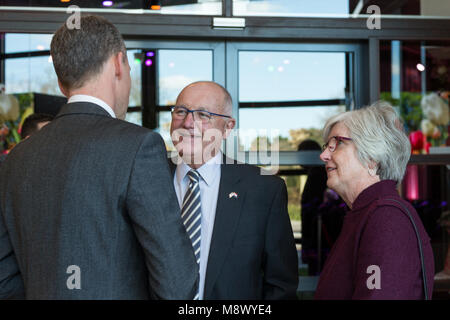 Lisse, Paesi Bassi. 20 Mar, 2018. Apertura ufficiale dei giardini Keukenhof stagione 2018. L'Ambasciatore americano Pete Hoekstra accolti da Bart Siemerink general manager Keukenhof. Credito: Marcel van den Bos/Alamy Live News Foto Stock