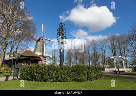 Lisse, Paesi Bassi. 20 Mar, 2018. Apertura ufficiale dei giardini Keukenhof stagione 2018. tipica scena olandese con il mulino a vento, ponte levatoio e di un carillon nel soleggiato giardino Keukenhof. Credito: Marcel van den Bos/Alamy Live News Foto Stock