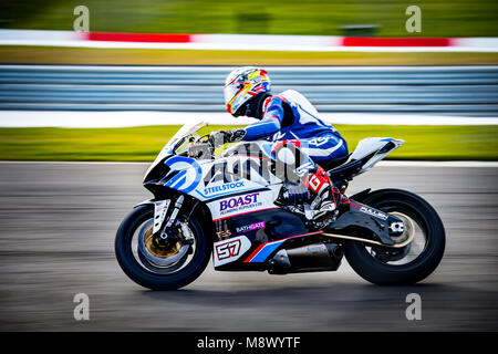 Donington Park, Regno Unito. 20 Mar, 2018. BSB test oggi sul circuito di Donington Park, nonostante il freddo i piloti sono riusciti a scendere in pista per le prove prima della prima riunione qui il 31 marzo Credito: migliori/Alamy Live News Foto Stock