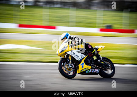 Donington Park, Regno Unito. 20 Mar, 2018. BSB test oggi sul circuito di Donington Park, nonostante il freddo i piloti sono riusciti a scendere in pista per le prove prima della prima riunione qui il 31 marzo Credito: migliori/Alamy Live News Foto Stock