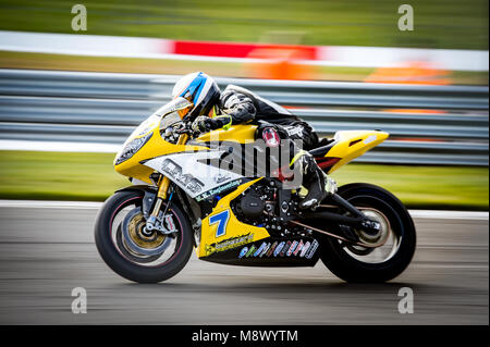 Donington Park, Regno Unito. 20 Mar, 2018. BSB test oggi sul circuito di Donington Park, nonostante il freddo i piloti sono riusciti a scendere in pista per le prove prima della prima riunione qui il 31 marzo Credito: migliori/Alamy Live News Foto Stock