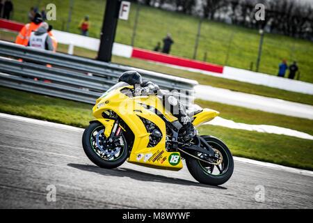 Donington Park, Regno Unito. 20 Mar, 2018. BSB test oggi sul circuito di Donington Park, nonostante il freddo i piloti sono riusciti a scendere in pista per le prove prima della prima riunione qui il 31 marzo Credito: migliori/Alamy Live News Foto Stock